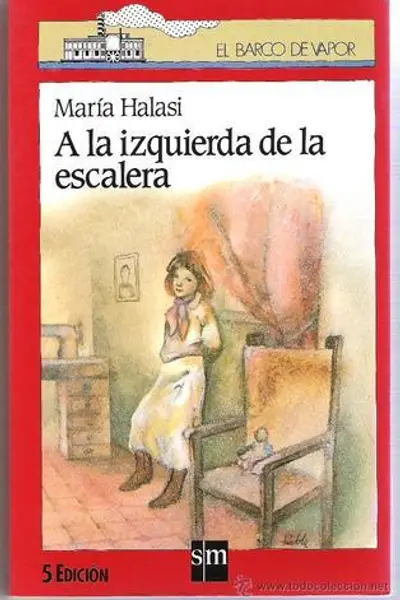 A la izquierda de la escalera